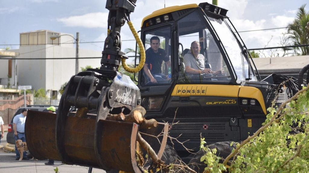 Video: Gobernador llega a Ocean Park con brigadas para recoger escombros ante ausencia del municipio 