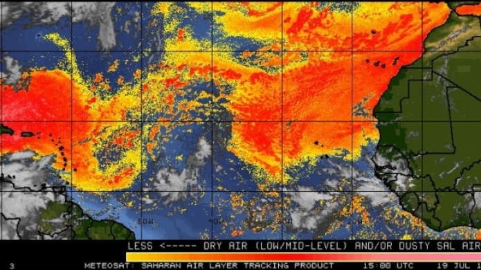 Actividad de lluvia limitada por densa capa de polvo del Sahara, Â¡pero tenga cuidado si planifica ir a la playa!