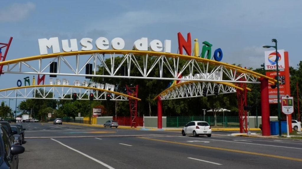  Roban 6 Guacamayos y 2 Loros Ecleptus del Museo del Ni&ntilde;o en Carolina 
