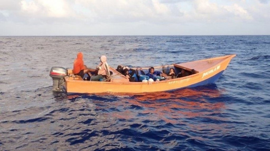  Guardacostas repatria a 24 ciudadanos dominicanos tras la interdicci&oacute;n de un viaje ilegal 