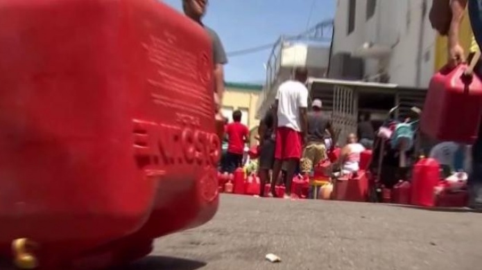 Abren mÃ¡s gasolineras y supermercados, y las filas se hacen mÃ¡s largas