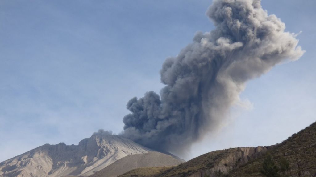  Vea video: El volc&aacute;n Whakaari en Nueva Zelanda entra en erupci&oacute;n y deja varios heridos 