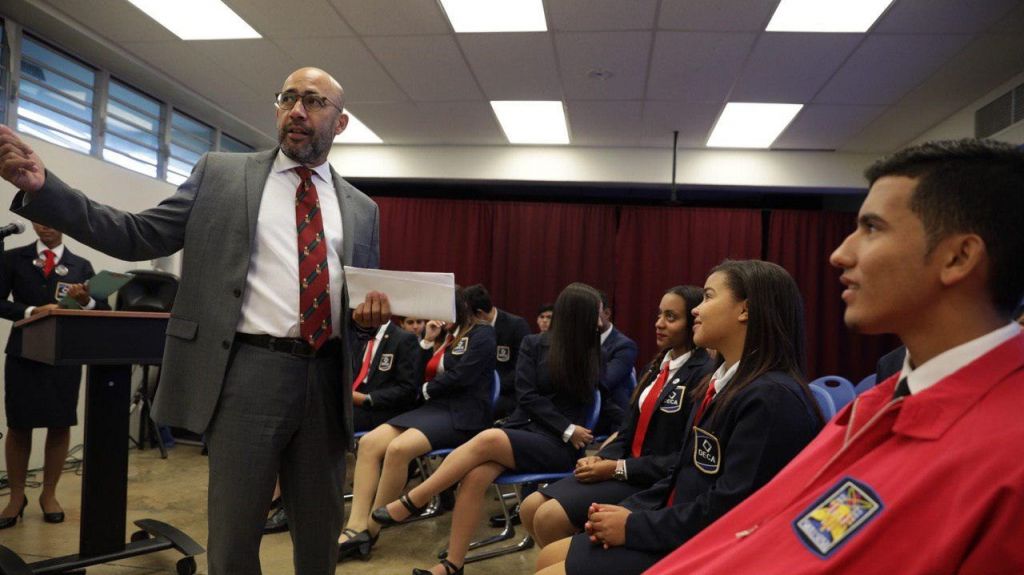  DE se une a Inteligencia Econ&oacute;mica para promover que estudiantes creen microempresas 