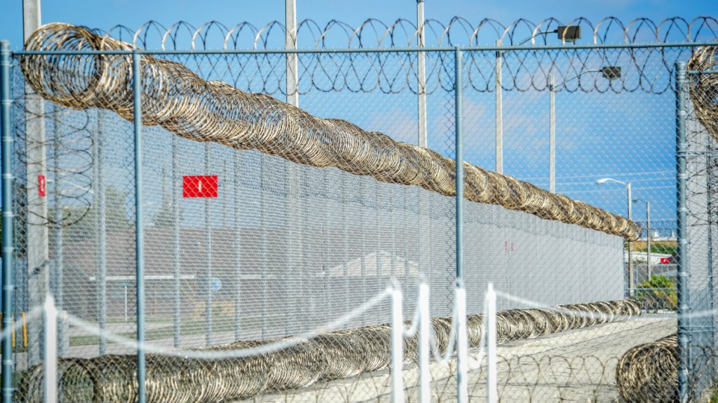  ICE arresta a 95 inmigrantes poco despu&eacute;s de ser liberados de prisiones 