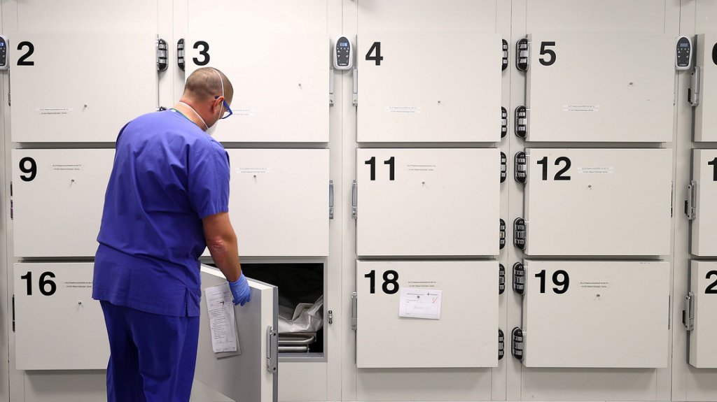  VIDEO: Encuentran vivo a un hombre declarado muerto, que pas&oacute; la noche en el congelador de la morgue 