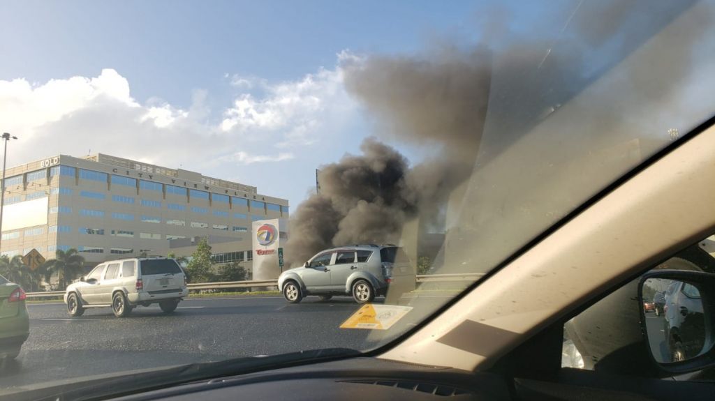  Video:Tramo cerrado zona Metro Office Park por auto en llamas 