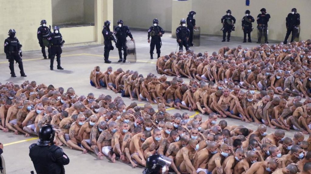  Video: Presidente del Salvador ordena mezclar presos de pandillas rivales y cierra c&aacute;rceles en medio de ola de violencia 