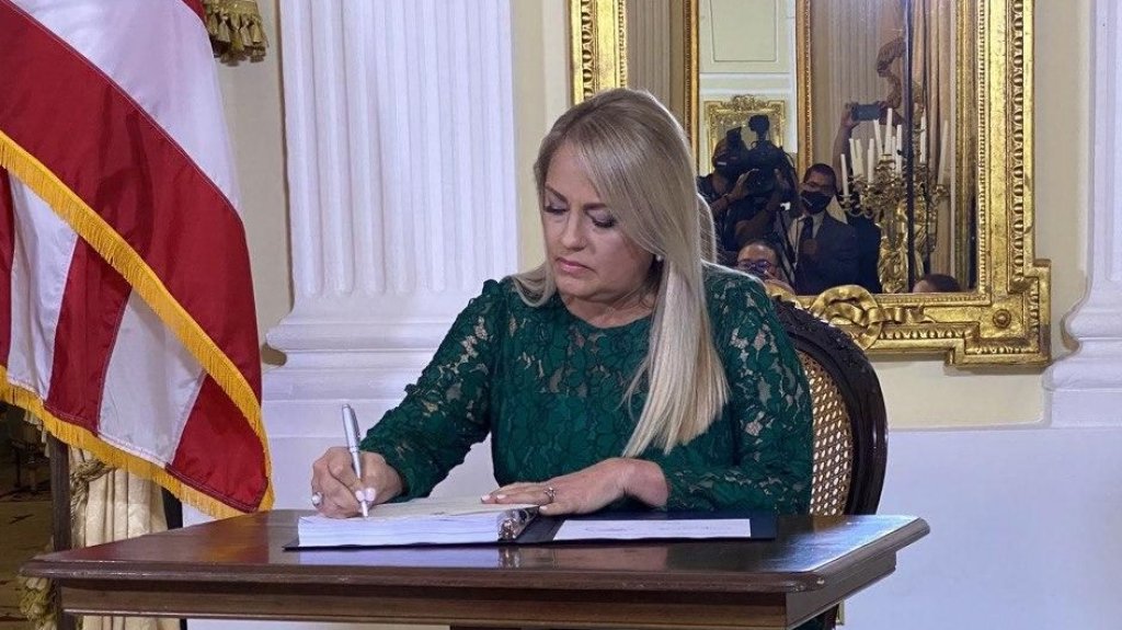  Gobernadora Wanda V&aacute;zquez Garced firma ley que proh&iacute;be que las aseguradoras vayan por encima del criterio m&eacute;dico 