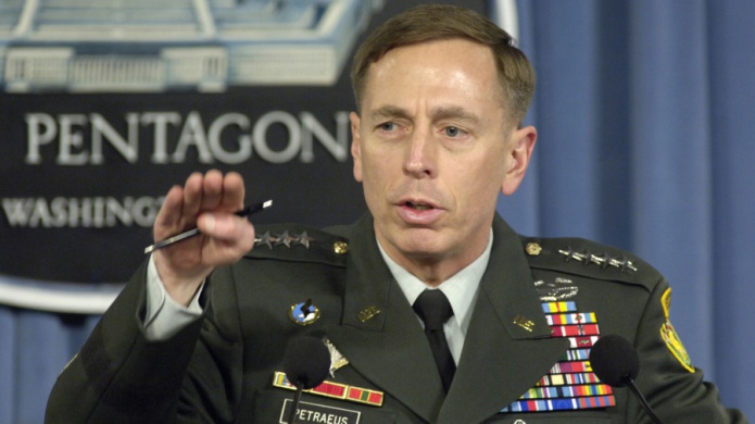 FBI recomienda presentar cargos contra general Petraeus