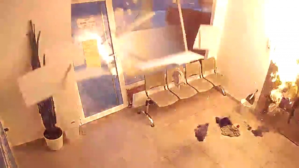  Video:Olvidan un recargador de encendedores en la ropa y provocan la explosión de una secadora 