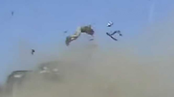 VIDEO: Sobrevive tras salir volando de camioneta en choque brutal