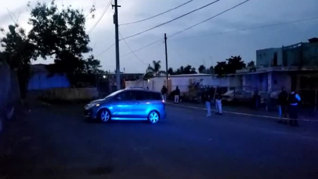  Video: Identifican a hombre asesinado dentro de un auto en Vega Alta 