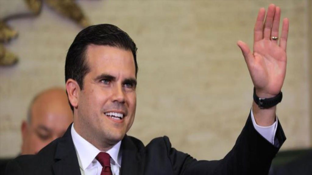  Gobernador entrega tarjeras VITAL en Aguadilla 