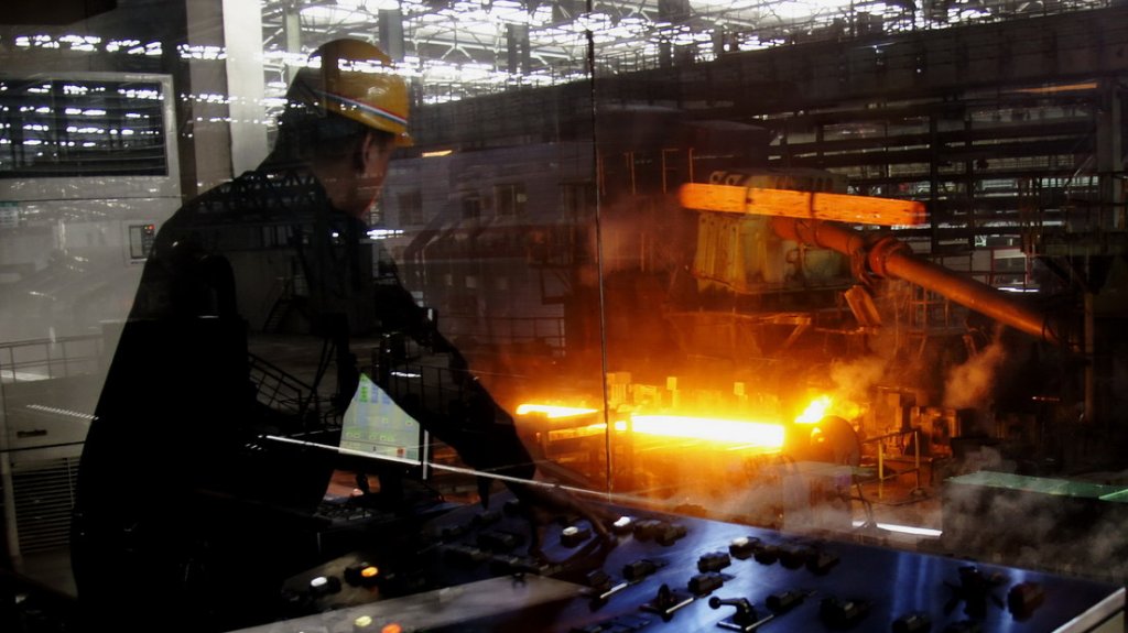  Un obrero chino se lanza a un enorme horno con metal fundido tras perder una fortuna en la bolsa de valores 
