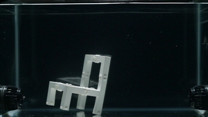 La silla que se construye a sÃ­ misma en el agua