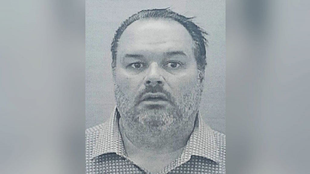  Este sujeto emitió cheques sin fondos que suman $85,000 