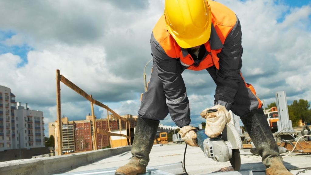  Trabajadores de construcci&oacute;n denuncian abusos durante la pandemia 