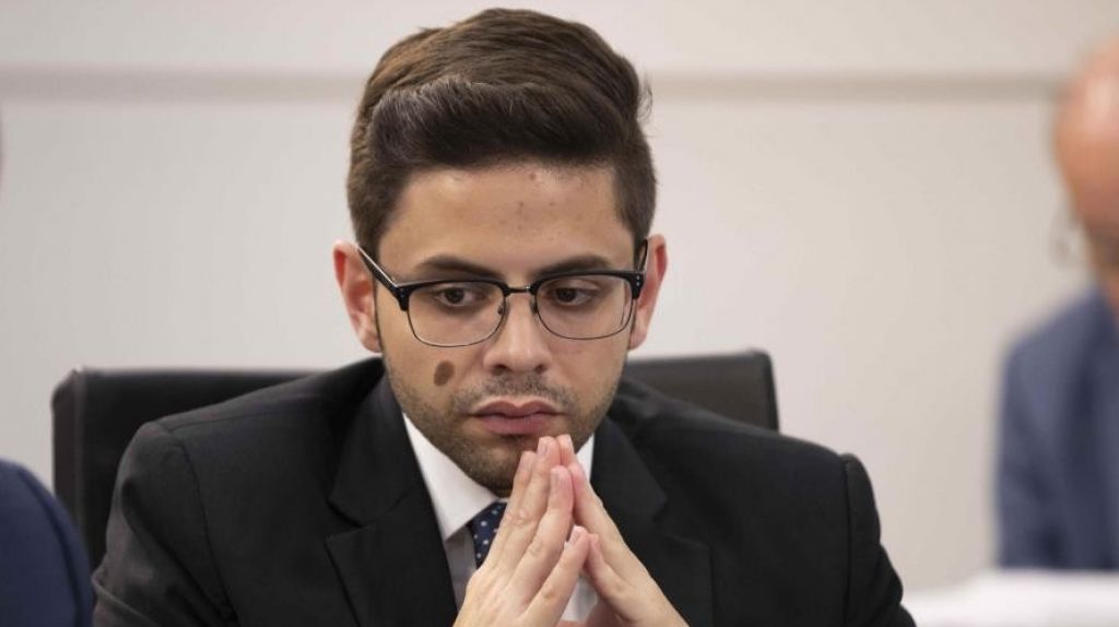  Dice que le enviaran los 1,200, primero a los que rindieron la planilla del 2019, se le olvido que el mismo dio una extensión hasta junio 15 