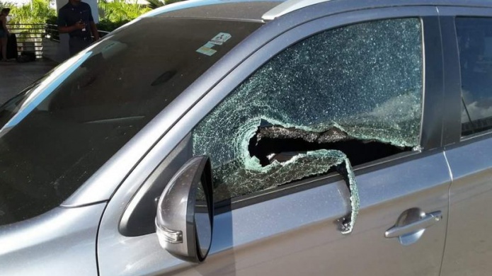 Taxista en PR, rompe cristal del auto de un ciudadano al creer que era "Uber"