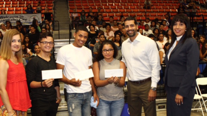 Guaynabo entrega su chequecito de empleo de verano a jÃ³venes ademÃ¡s de vales para uniformes escolares 