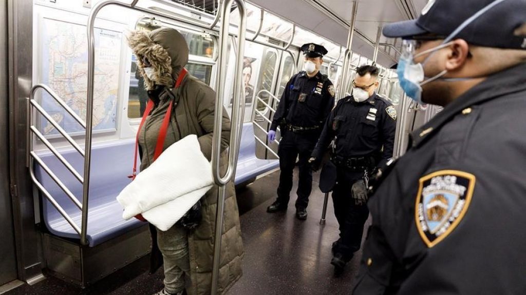  M&aacute;s de 2 mil indigentes desalojados en cierre hist&oacute;rico para limpiar el Metro de NYC 