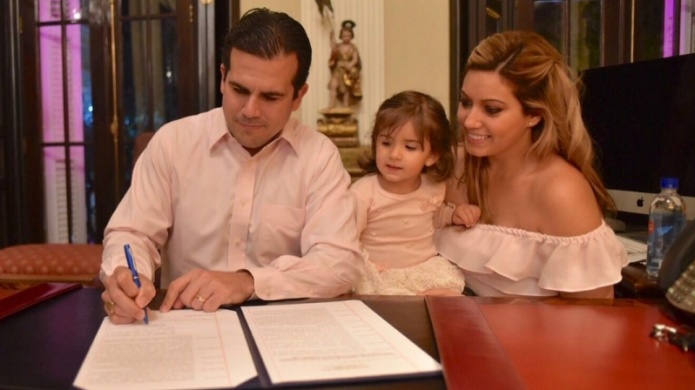 Gobernador firma orden ejecutiva para mejorar la prestaciÃ³n de servicios a las comunidades de escasos recursos econÃ³micos