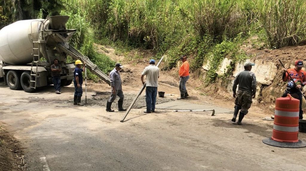  Video: Ciudadanos y alcalde de Utuado reparan carretera a pico y pala 