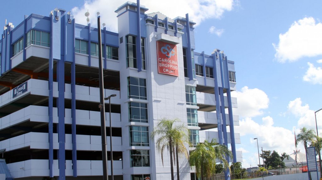  Sujeto se suicida tras lanzarse de estacionamiento multipisos del Carolina Shopping Court 