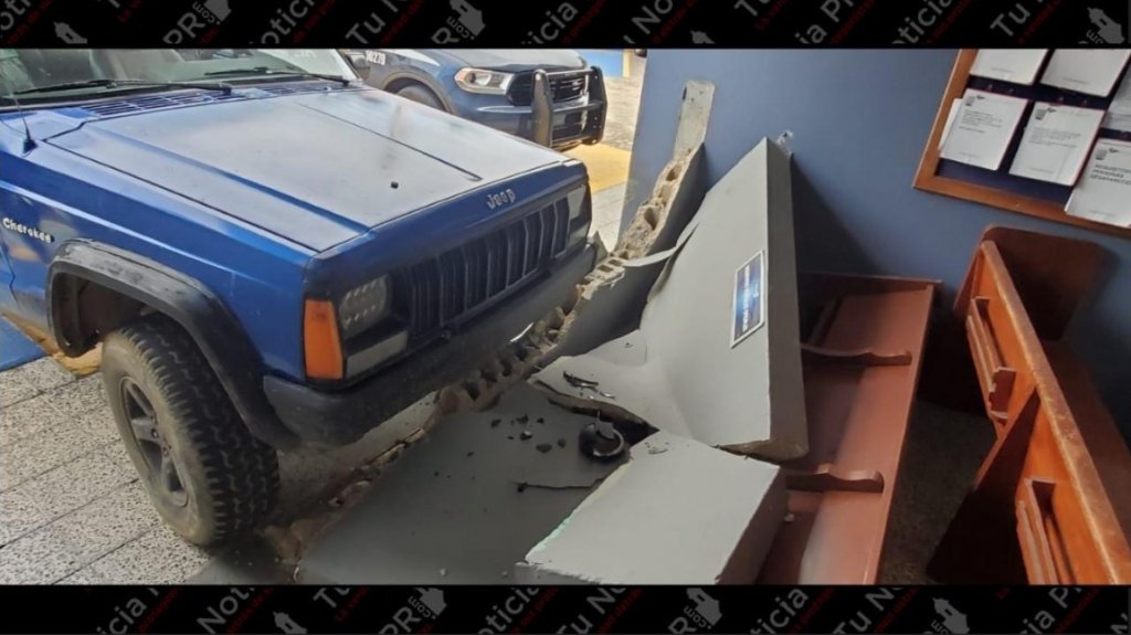  Hombre borracho rompe pared de Cuartel de Luquillo 