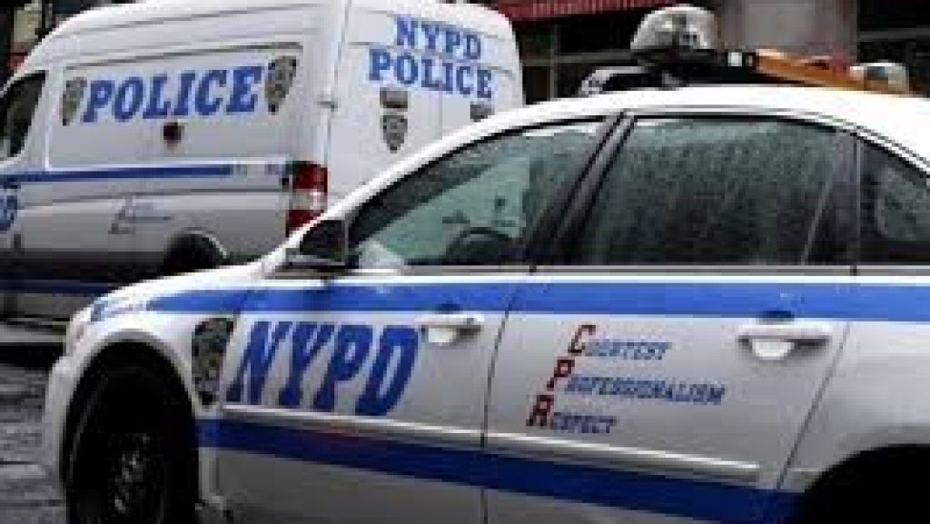  Foto: Polic&iacute;a saca &ldquo;cargado&rdquo; sujeto desnudo que mat&oacute; a su novio en New York 