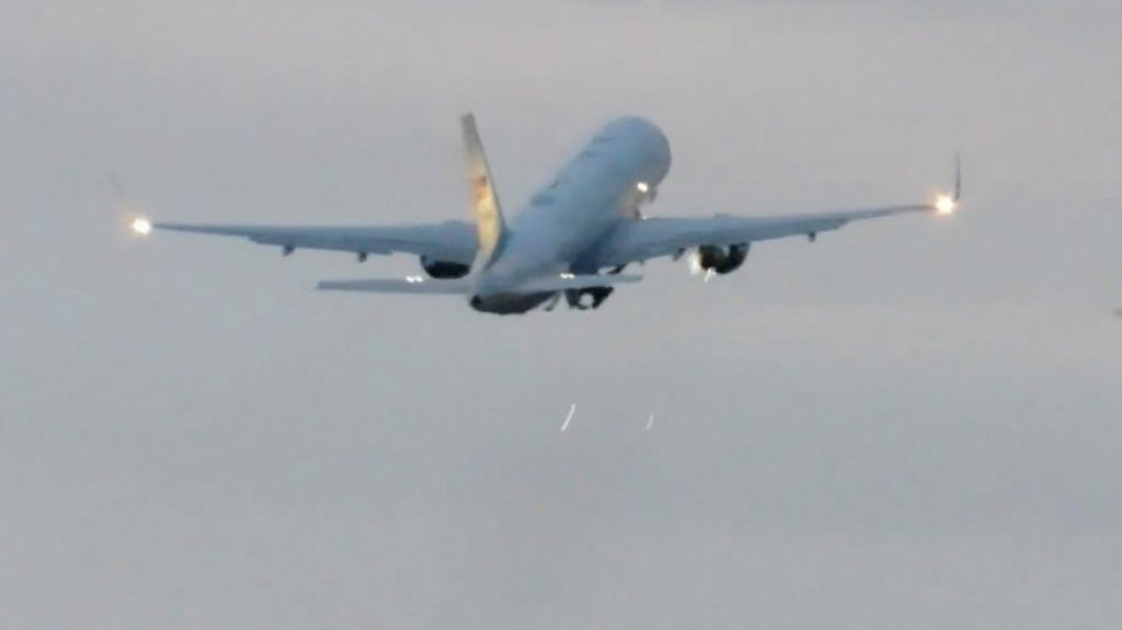  VIDEO: Momento en que el motor derecho del avi&oacute;n del vicepresidente Mike Pence chispea tras la colisi&oacute;n con unas aves 