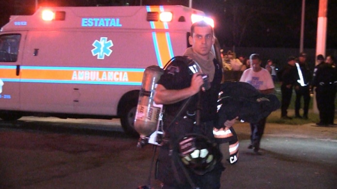 Video: PolicÃ­as municipales rescatan residentes de condominio en San Juan durante un incendio 