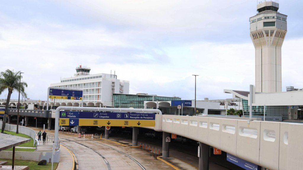 Dos polic&iacute;as resultan con aru&ntilde;azos y mordiscos al intervenir con una turista en el aeropuerto Luis Mu&ntilde;oz Marin 