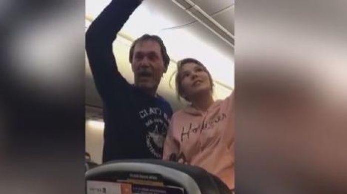 Video Expulsan un pasajero de aviÃ³n de United, por insultos racistas