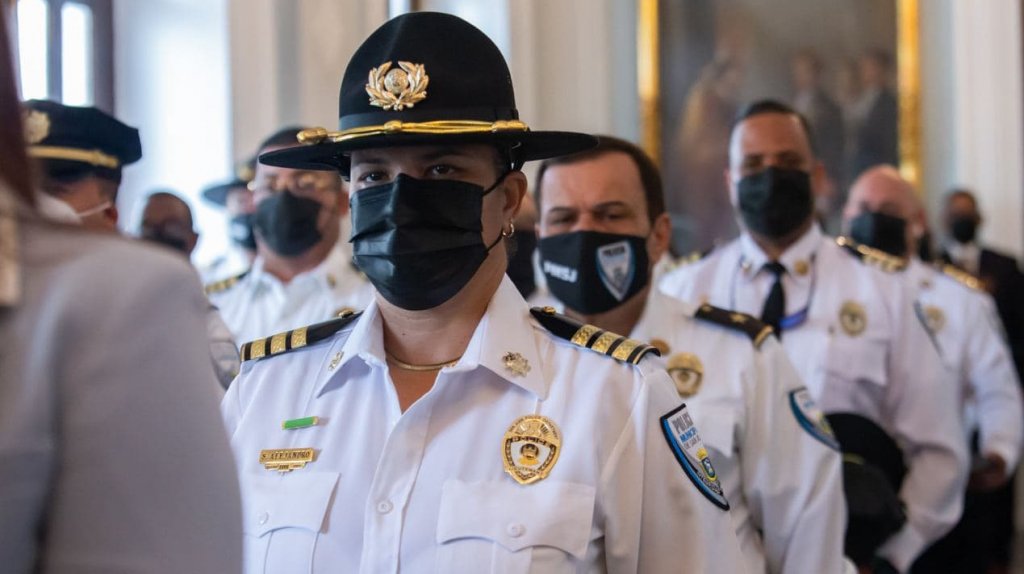  Alcalde de San Juan reconoce a los valores del a&ntilde;o en la polic&iacute;a municipal 