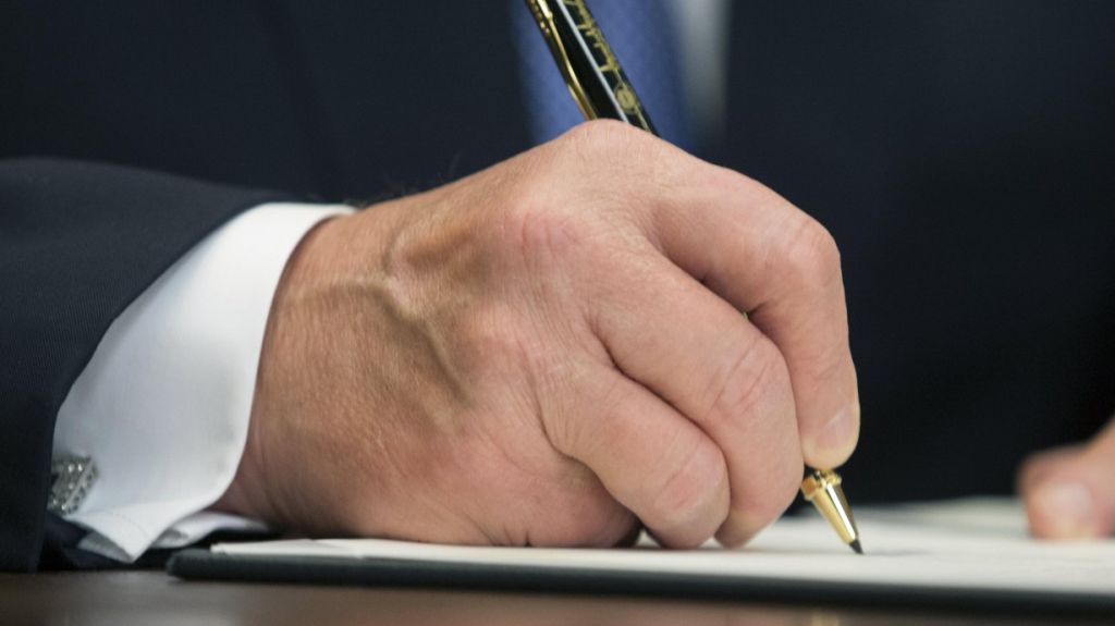  Trump ordena formalmente la creaci&oacute;n de una fuerza militar espacial 