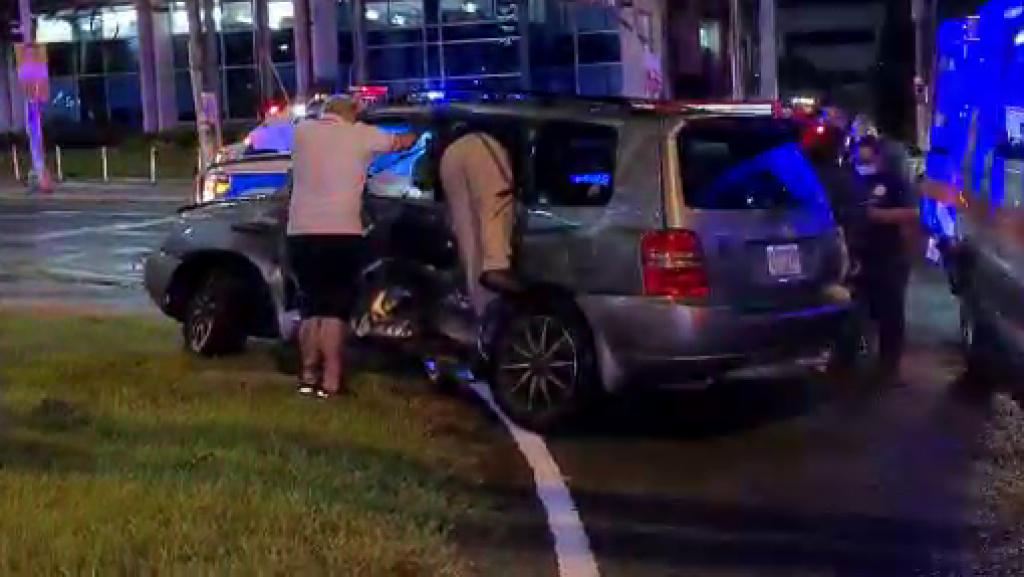  Video en vivo: Intentan rescatar dos personas pilladas dentro de un auto en la Pi&ntilde;ero 
