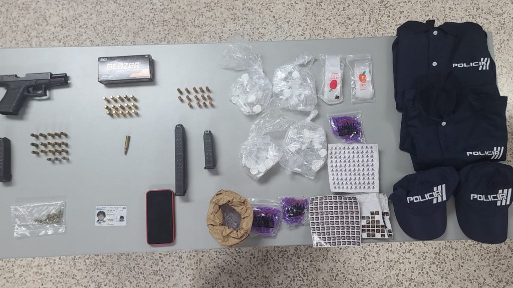 Fotos: Ocupan drogas, armas, camisas y gorras de polic&iacute;as durante allanamientos en Carolina y Can&oacute;vanas 