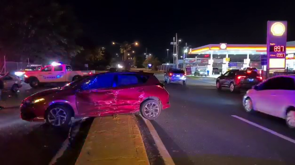  Video: Se reporta accidente de auto con heridos 