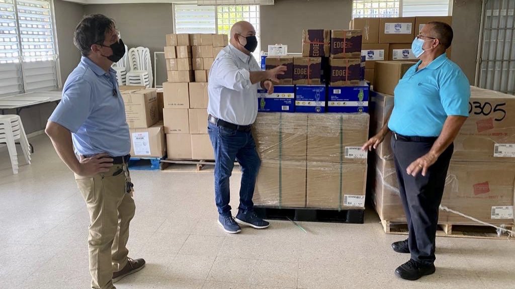  Reparten mascarillas y alcohol a decenas de residentes de Luquillo para detener el alza de contagios por Covid-19 