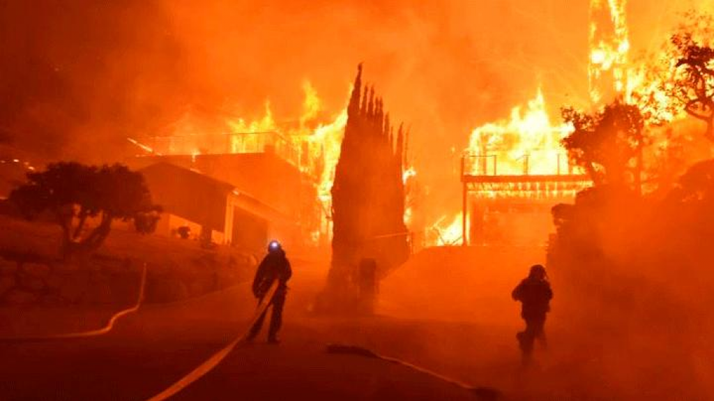 Bomberos progresan frente al incendio m&aacute;s grande de la historia de California 