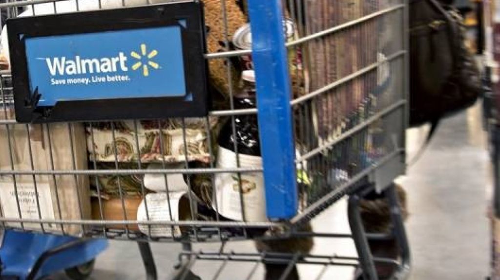  Someten cargos a mujer que sali&oacute; sin pagar con carrito lleno de ropa, enseres el&eacute;ctricos, licores y adornos de Navidad 