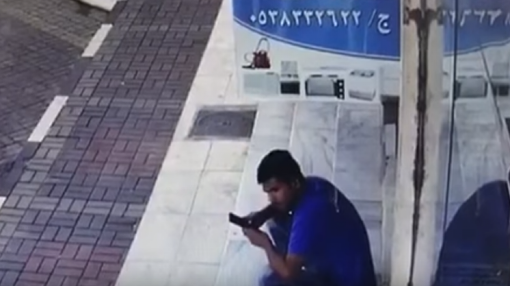 Video: TrÃ¡gico final de un joven que miraba su celular en el lugar equivocado