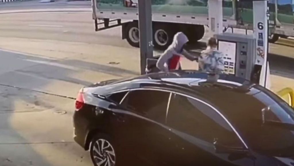  En video momento en que un hombre apu&ntilde;ala otro en una gasolinera 