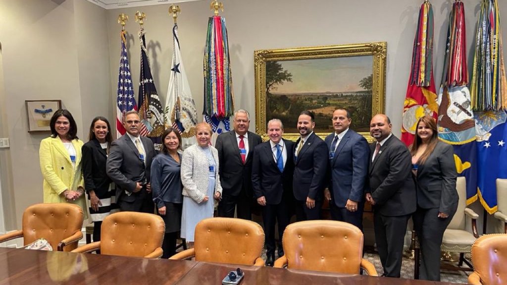  Miembros de la Asociaci&oacute;n de Alcaldes de Puerto Rico se re&uacute;nen en Casa Blanca con Sperling, asesor senior del presidente Biden para fondos ARPA 
