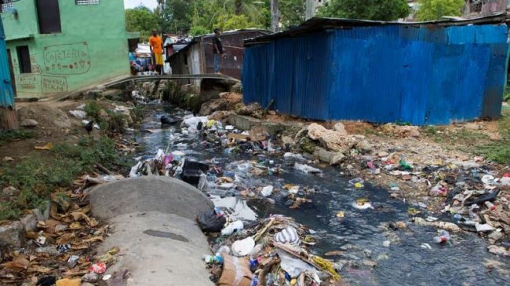  Video: R&iacute;os de basura llenan de miseria el entorno de los r&iacute;os Ozama e Isabela en Santo Domingo 