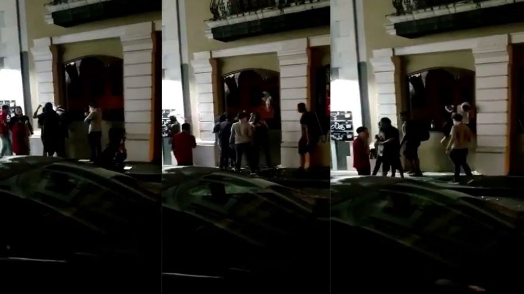  Video: Ciudadano capta momento en que manifestantes roban tienda en el viejo San Juan 
