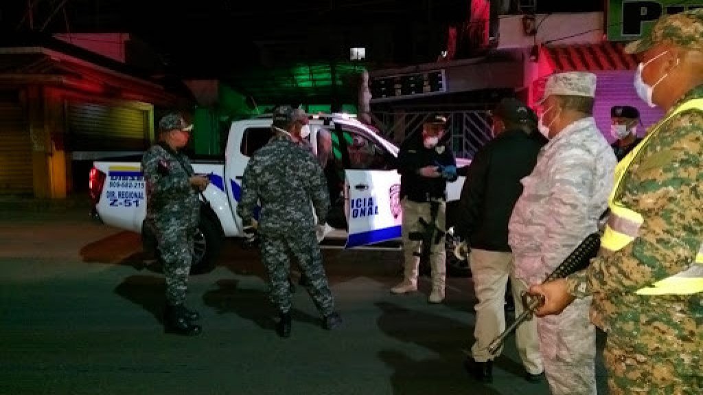  Suspenden a un coronel de la Policía que amenazó con apresar a periodistas en labores durante el toque de queda 