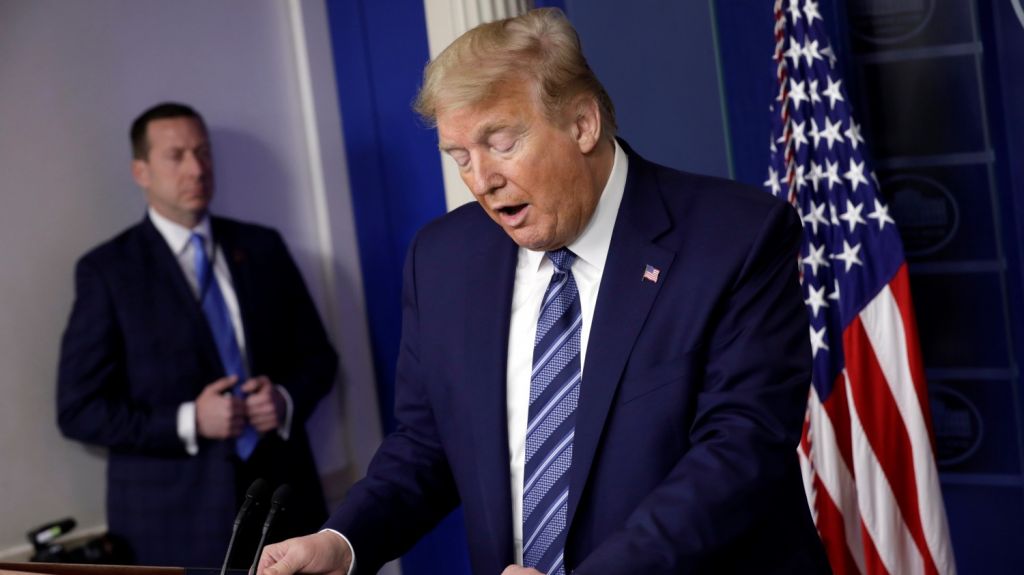  Trump suspende emisi&oacute;n de permisos de residencia permanente para inmigrantes 