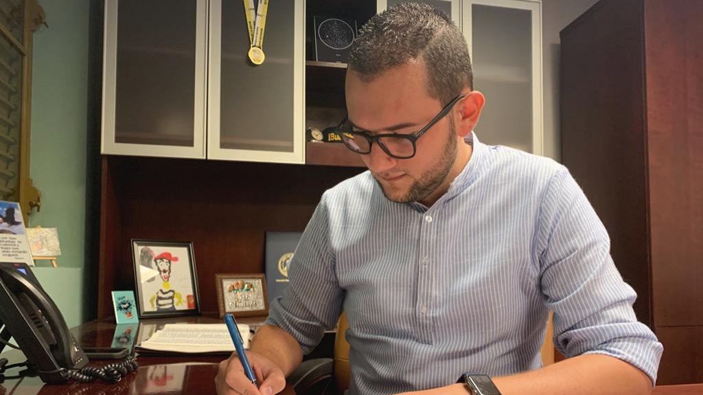  Reclama alcalde de Pe&ntilde;uelas a gobernadora V&aacute;zquez Garced declarar Estado de Emergencia ante alza de violencia contra la mujer 